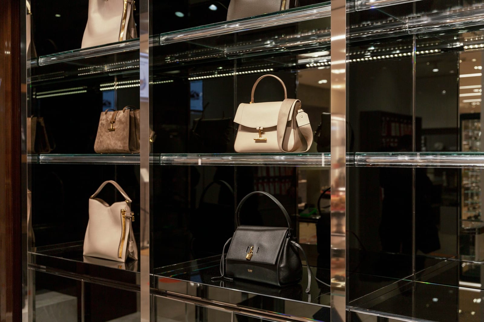 Bancada de trabalho do ateliê com bolsas em produção